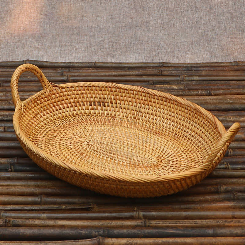Einfacher Bauernhaus-Obstkorb aus Rattan