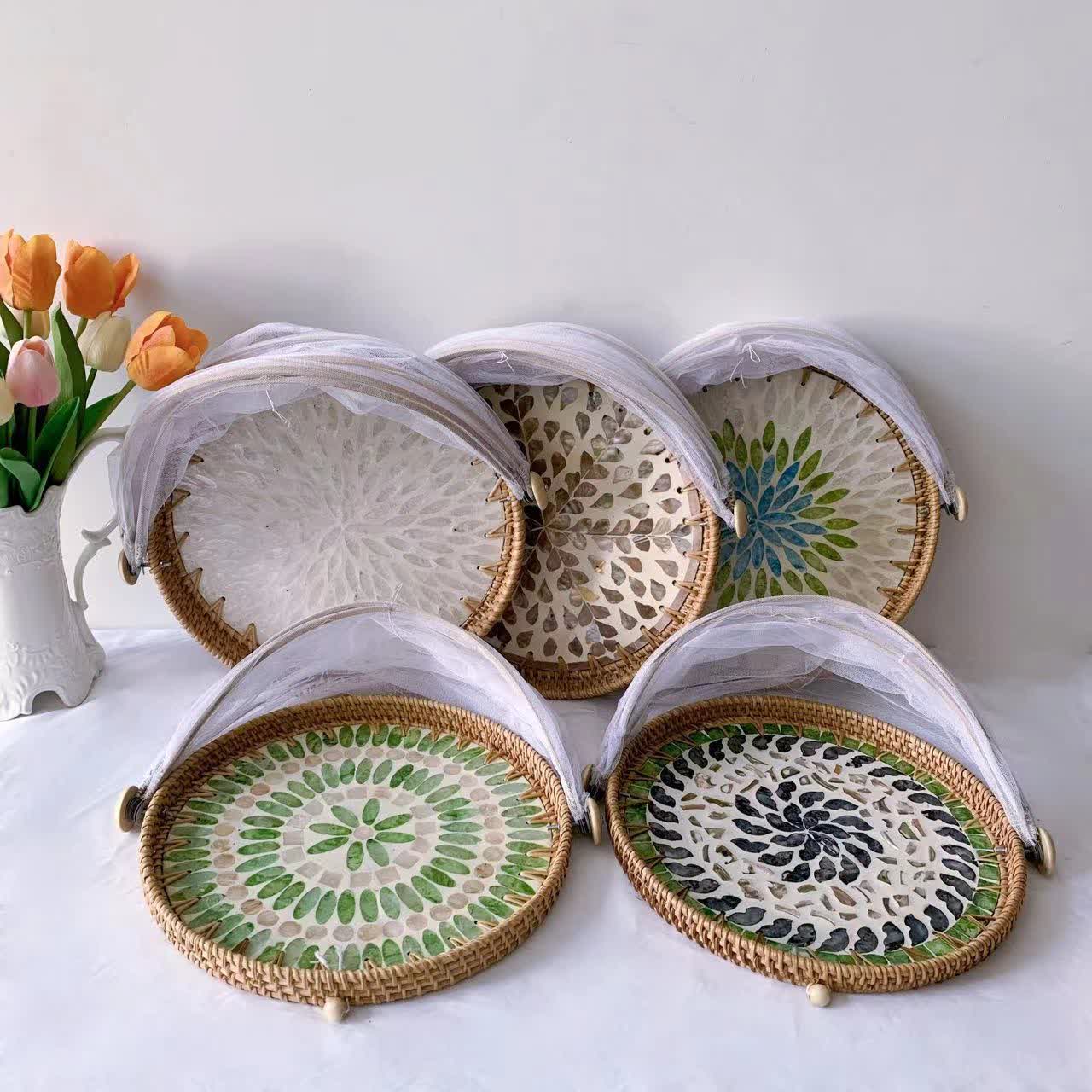 Bunter Obstkorb aus Rattan-Muschelgeflecht