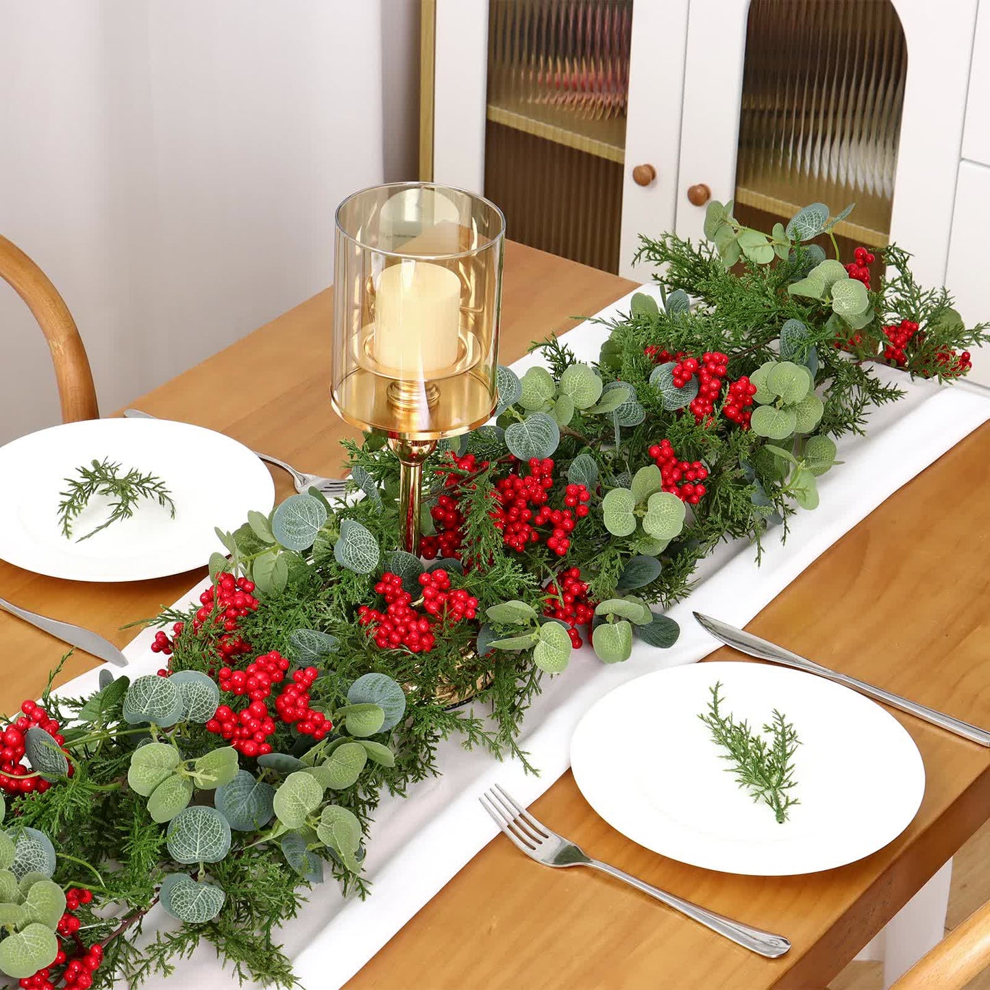Weihnachtsschmuck aus Kiefernholz mit künstlichem Grün