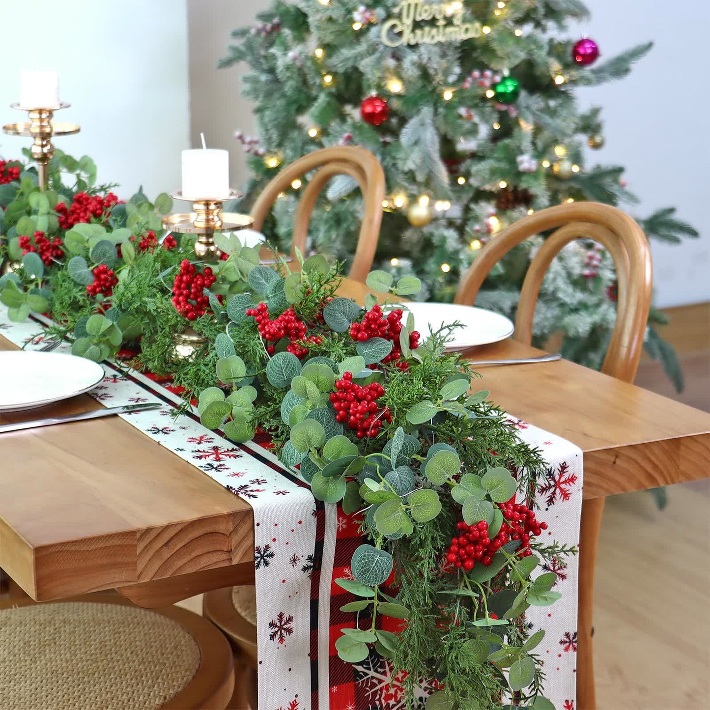 Weihnachtsschmuck aus Kiefernholz mit künstlichem Grün