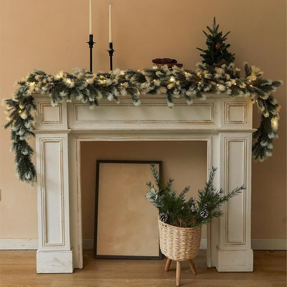 Weihnachtsgirlande mit Tannennadeln und Farbverlauf