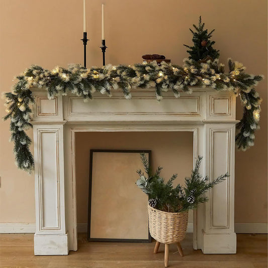 Weihnachtsgirlande mit Tannennadeln und Farbverlauf