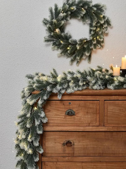 Weihnachtsgirlande mit Tannennadeln und Farbverlauf