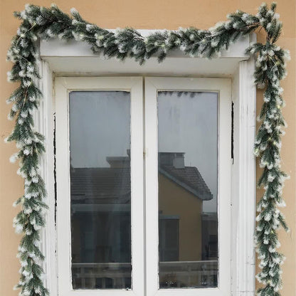 Weihnachtsgirlande mit Tannennadeln und Farbverlauf