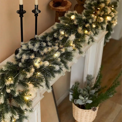 Weihnachtsgirlande mit Tannennadeln und Farbverlauf