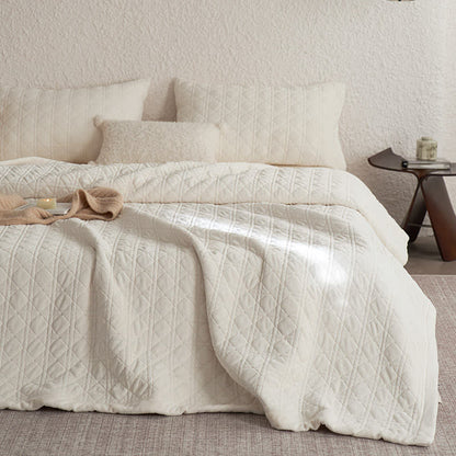 Weiche Überwurfdecke mit Rautenstruktur