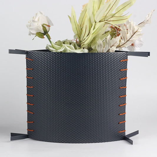 Kreative flache Vase mit Ledernähten