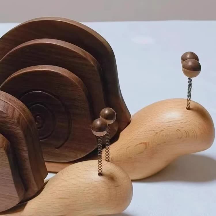 Kreativer Untersetzer in Schneckenform aus Massivholz