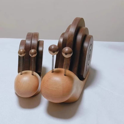Kreativer Untersetzer in Schneckenform aus Massivholz