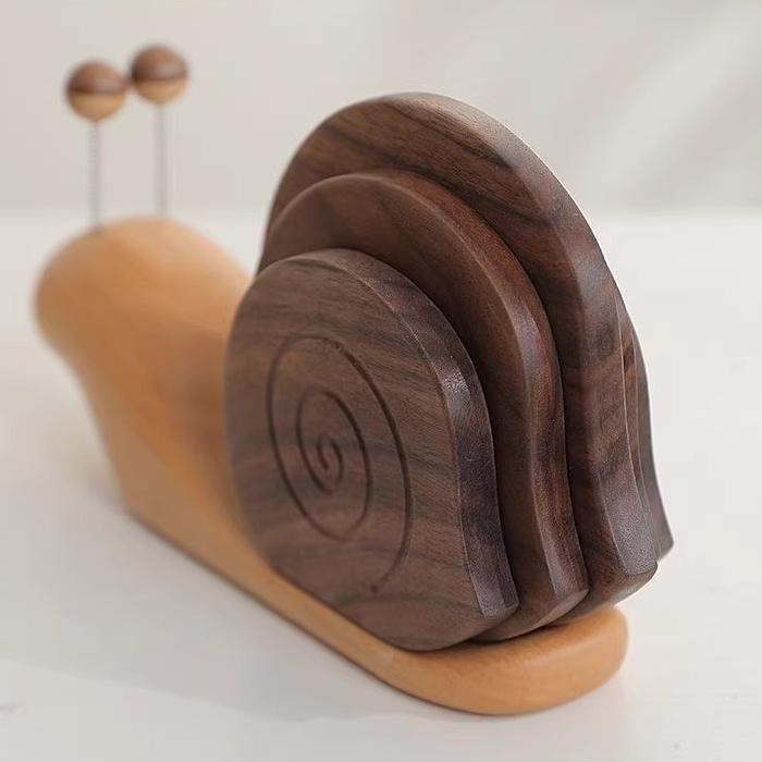 Kreativer Untersetzer in Schneckenform aus Massivholz