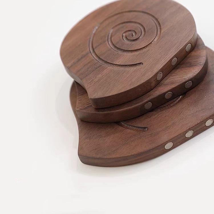 Kreativer Untersetzer in Schneckenform aus Massivholz