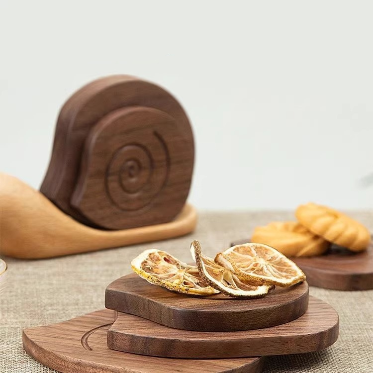 Kreativer Untersetzer in Schneckenform aus Massivholz