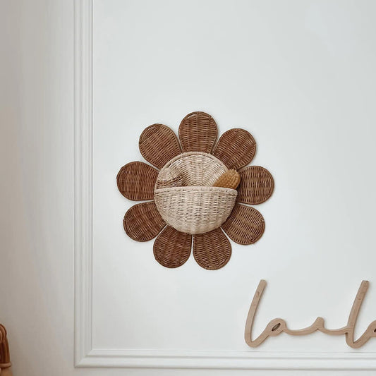 Wandkorb aus geflochtenem Rattan mit Sonnenblumenmotiv
