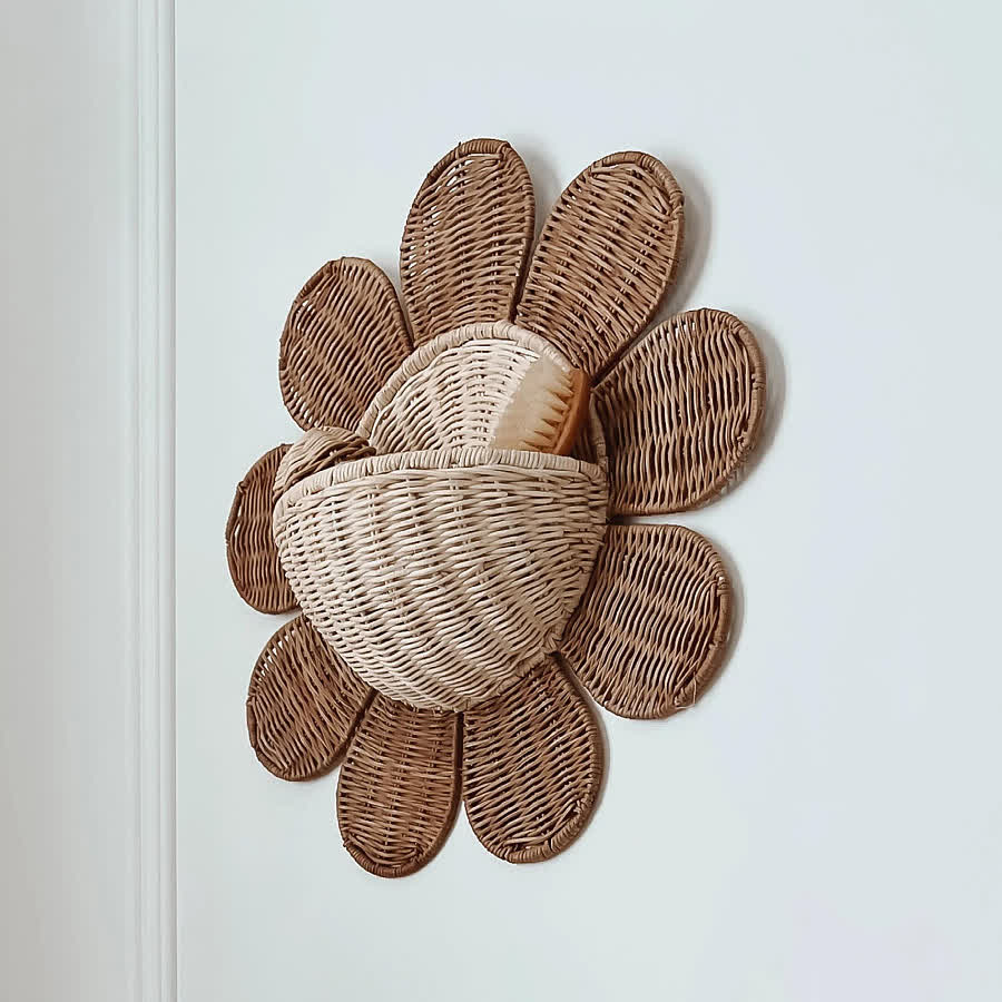 Wandkorb aus geflochtenem Rattan mit Sonnenblumenmotiv