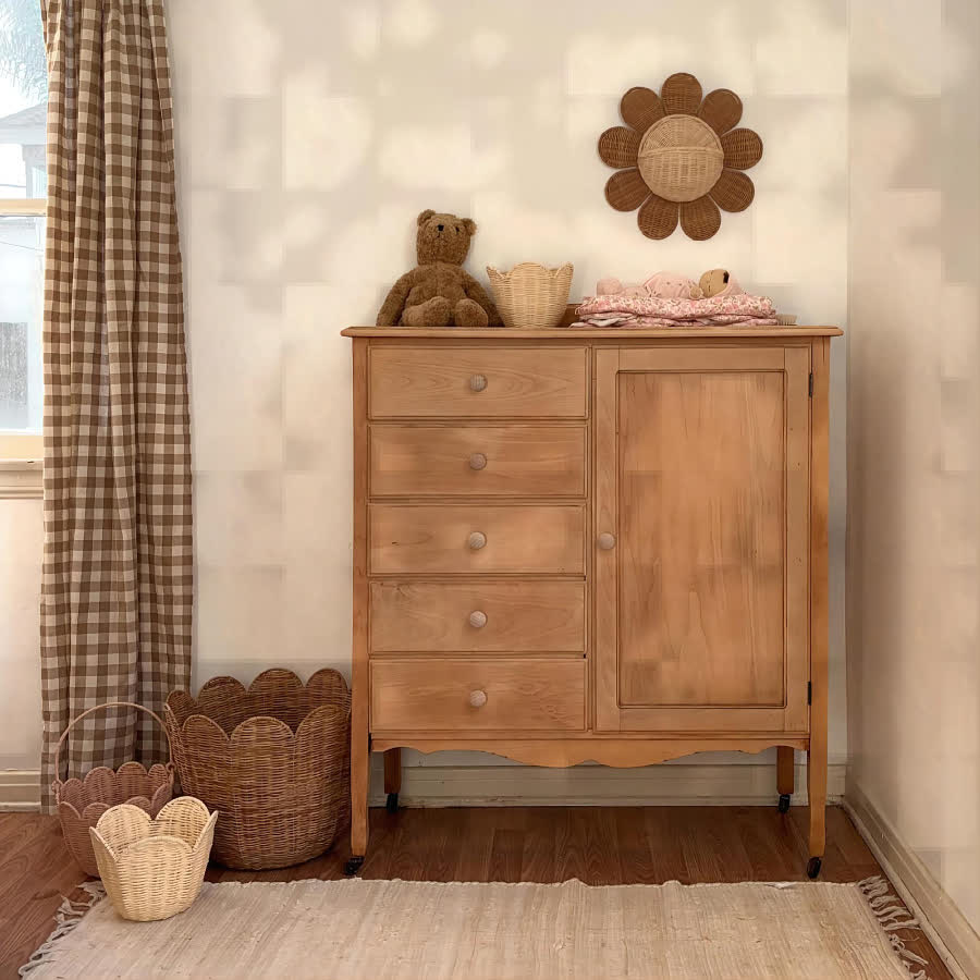 Wandkorb aus geflochtenem Rattan mit Sonnenblumenmotiv