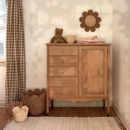 Wandkorb aus geflochtenem Rattan mit Sonnenblumenmotiv