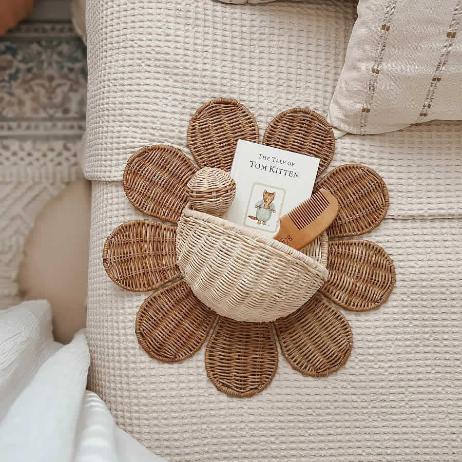 Wandkorb aus geflochtenem Rattan mit Sonnenblumenmotiv