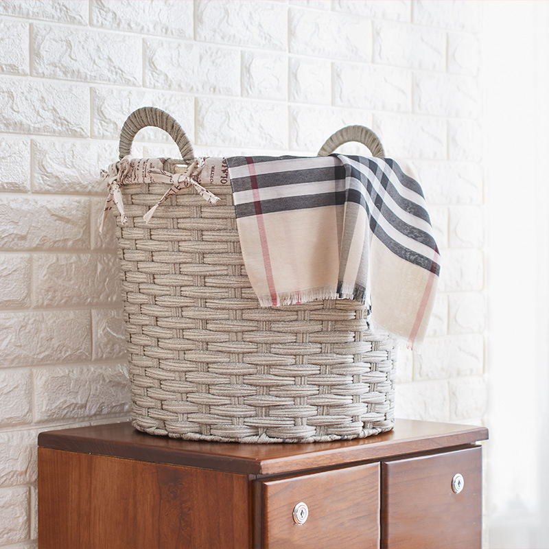 Rattan-Wäschekorb im schlichten Stil