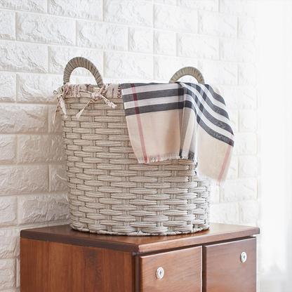 Rattan-Wäschekorb im schlichten Stil