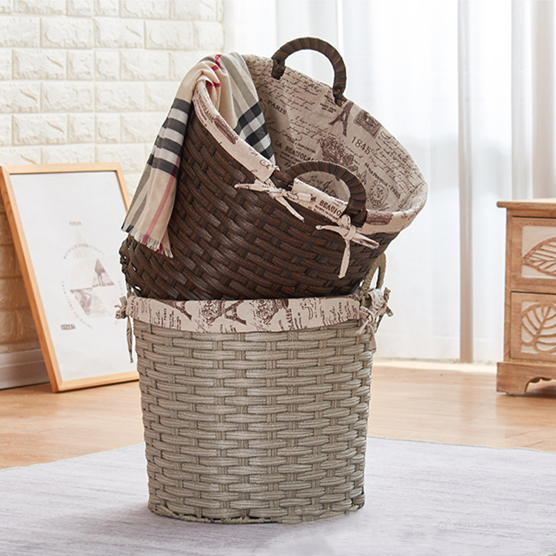 Rattan-Wäschekorb im schlichten Stil