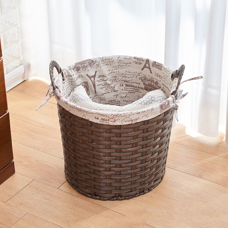 Rattan-Wäschekorb im schlichten Stil