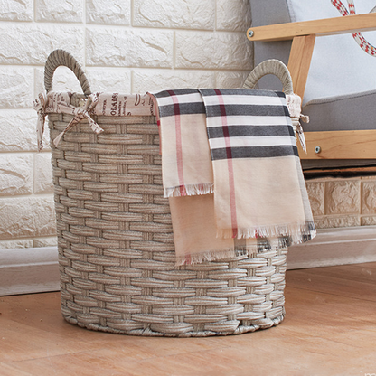 Rattan-Wäschekorb im schlichten Stil