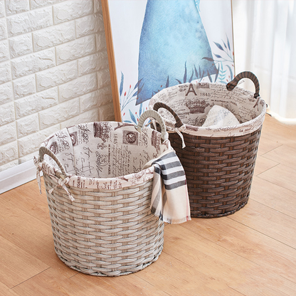 Rattan-Wäschekorb im schlichten Stil