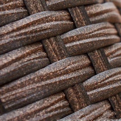 Rattan-Wäschekorb im schlichten Stil