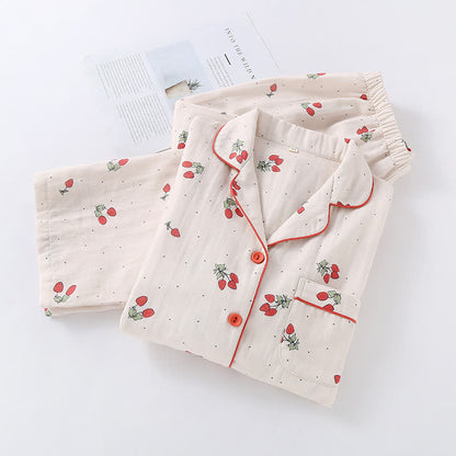 Erdbeer-Pyjama-Set aus Baumwollgaze