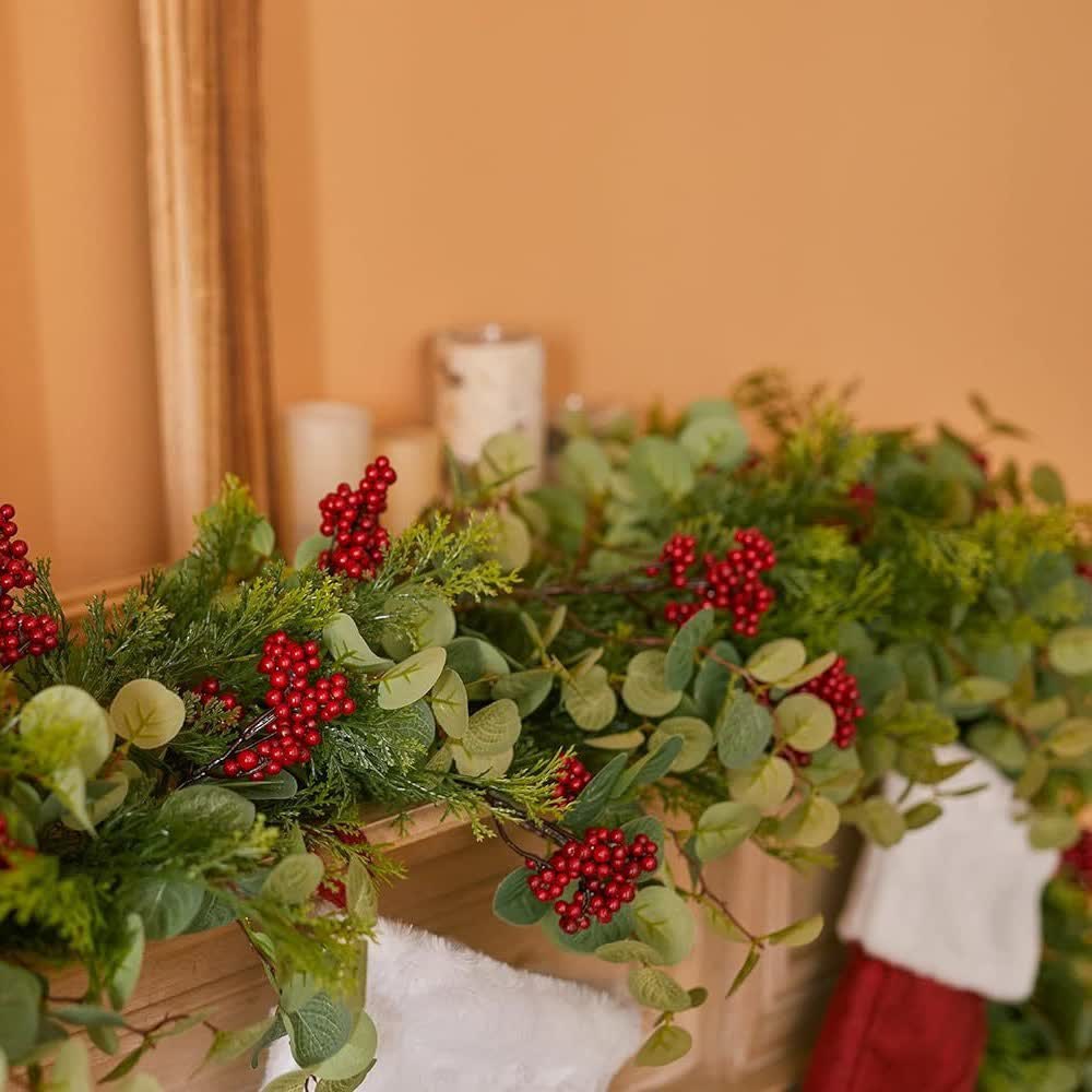 Weihnachtsschmuck aus Kiefernholz mit künstlichem Grün