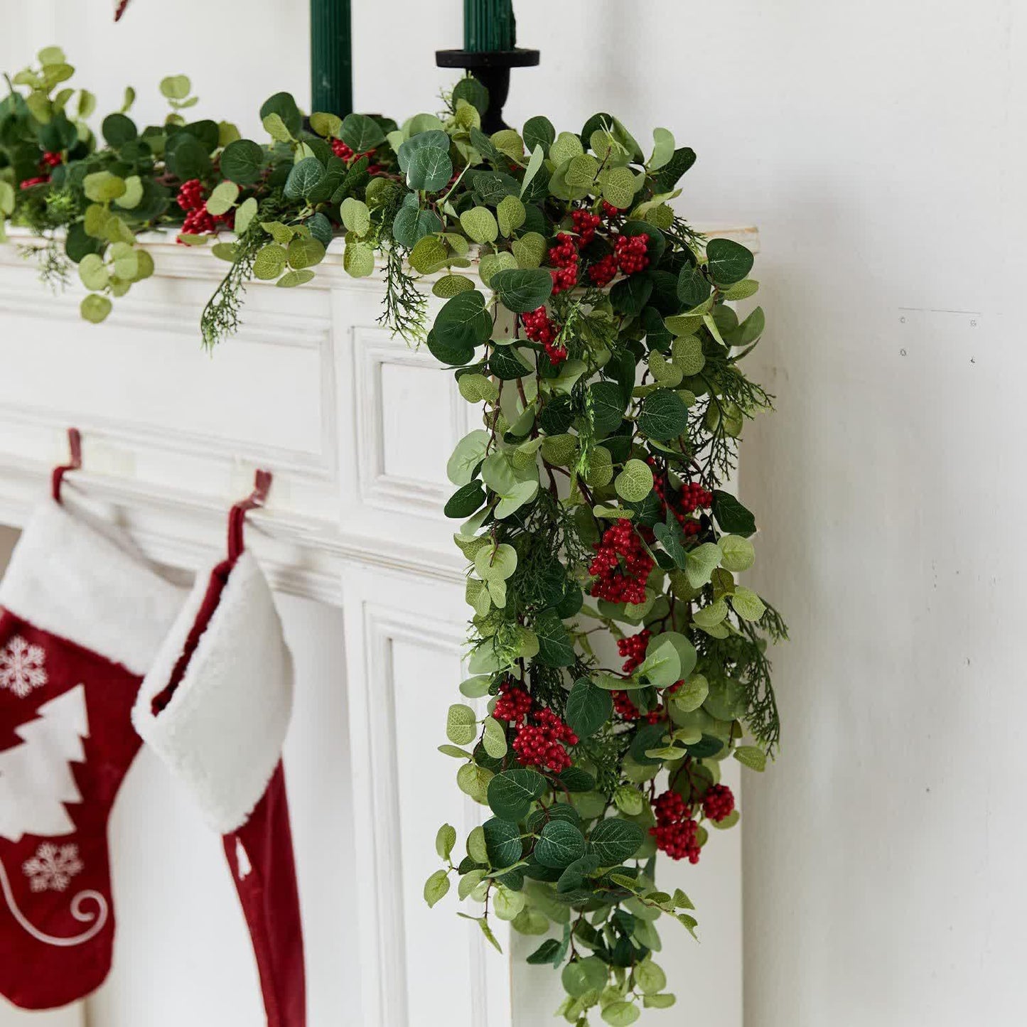 Weihnachtsschmuck aus Kiefernholz mit künstlichem Grün