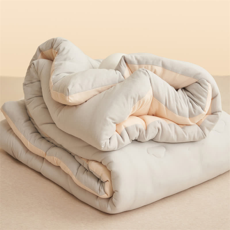 Warme, flauschige Bettdecke im schlichten Stil