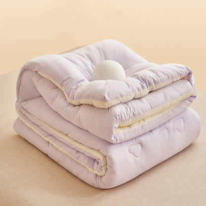 Warme, flauschige Bettdecke im schlichten Stil