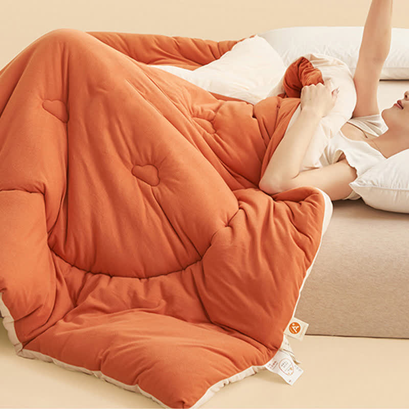 Warme, flauschige Bettdecke im schlichten Stil