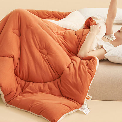 Warme, flauschige Bettdecke im schlichten Stil