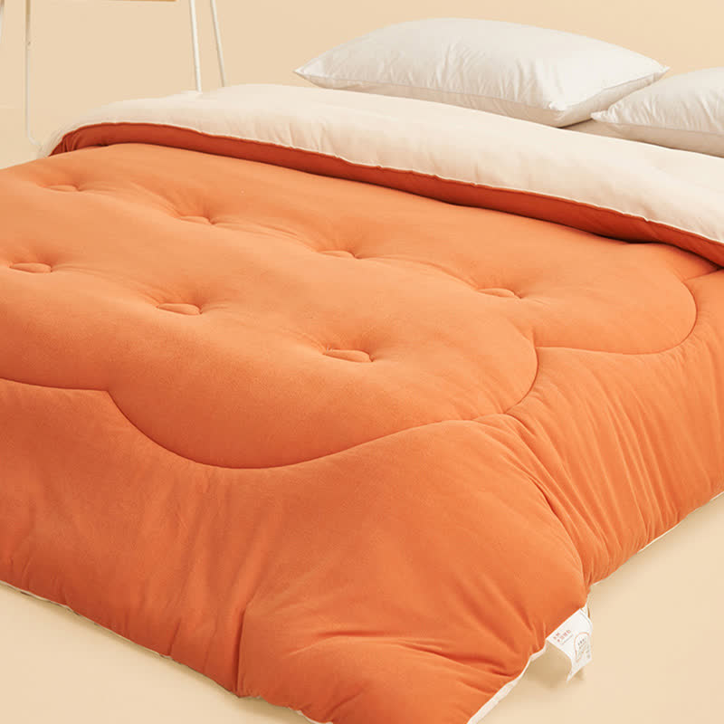 Warme, flauschige Bettdecke im schlichten Stil