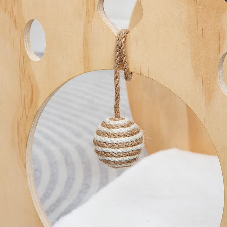 Katzenhaus aus Holz in Raumkapselform