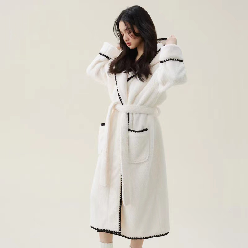 Warmer, langer Bademantel aus Fleece mit Kapuze