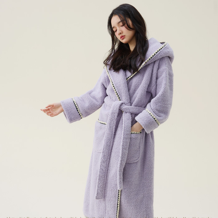 Warmer, langer Bademantel aus Fleece mit Kapuze