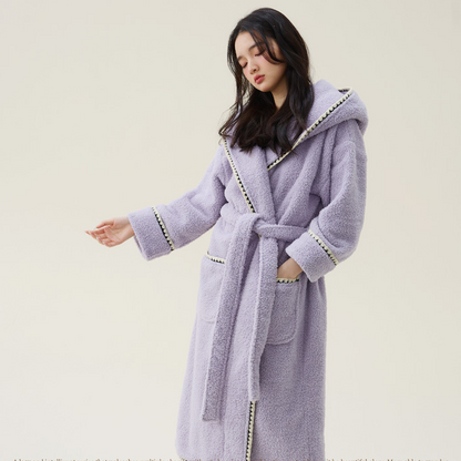Warmer, langer Bademantel aus Fleece mit Kapuze