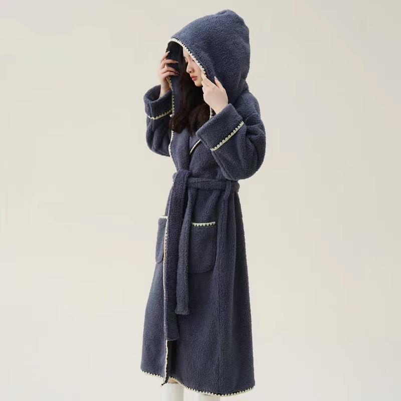 Warmer, langer Bademantel aus Fleece mit Kapuze