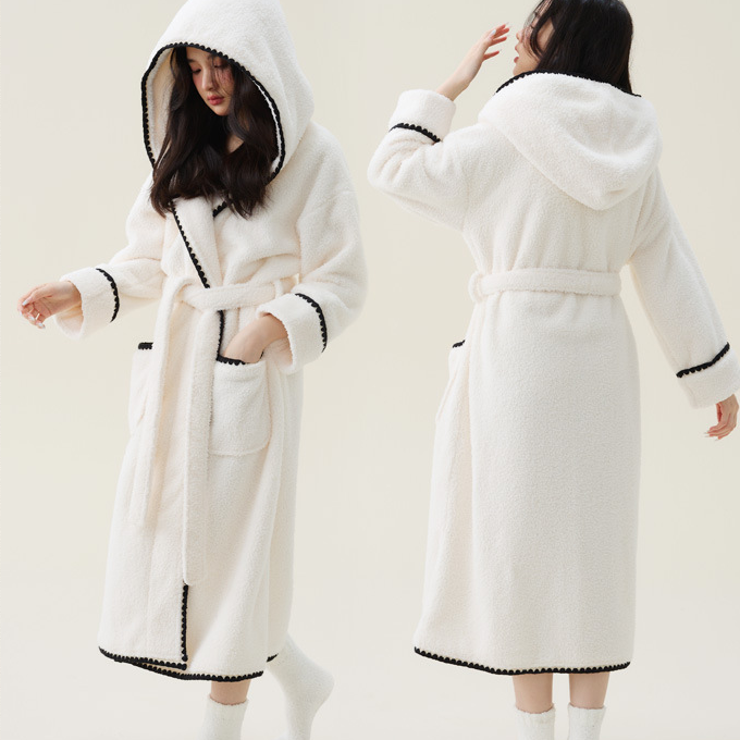 Warmer, langer Bademantel aus Fleece mit Kapuze