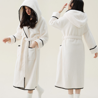 Warmer, langer Bademantel aus Fleece mit Kapuze