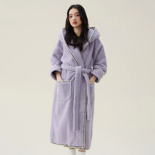 Warmer, langer Bademantel aus Fleece mit Kapuze