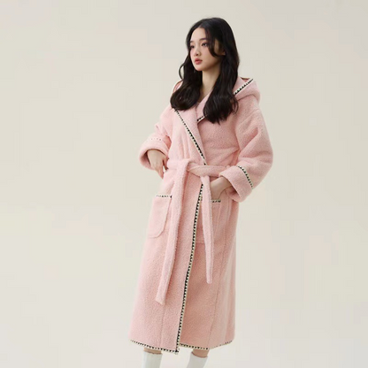 Warmer, langer Bademantel aus Fleece mit Kapuze