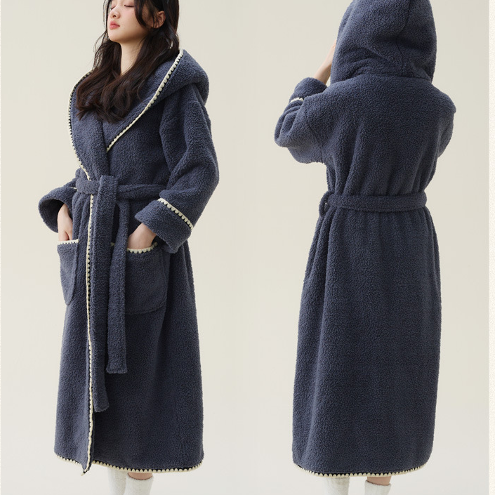 Warmer, langer Bademantel aus Fleece mit Kapuze