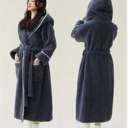Warmer, langer Bademantel aus Fleece mit Kapuze