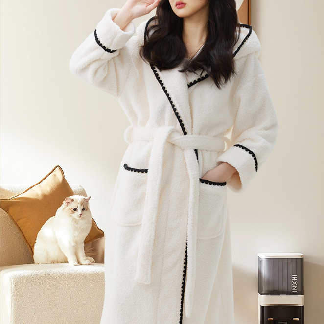 Warmer, langer Bademantel aus Fleece mit Kapuze