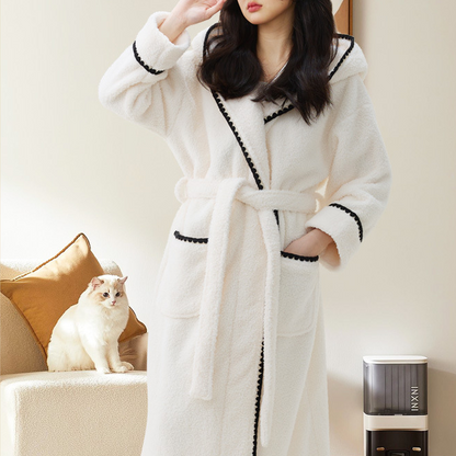 Warmer, langer Bademantel aus Fleece mit Kapuze