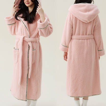 Warmer, langer Bademantel aus Fleece mit Kapuze